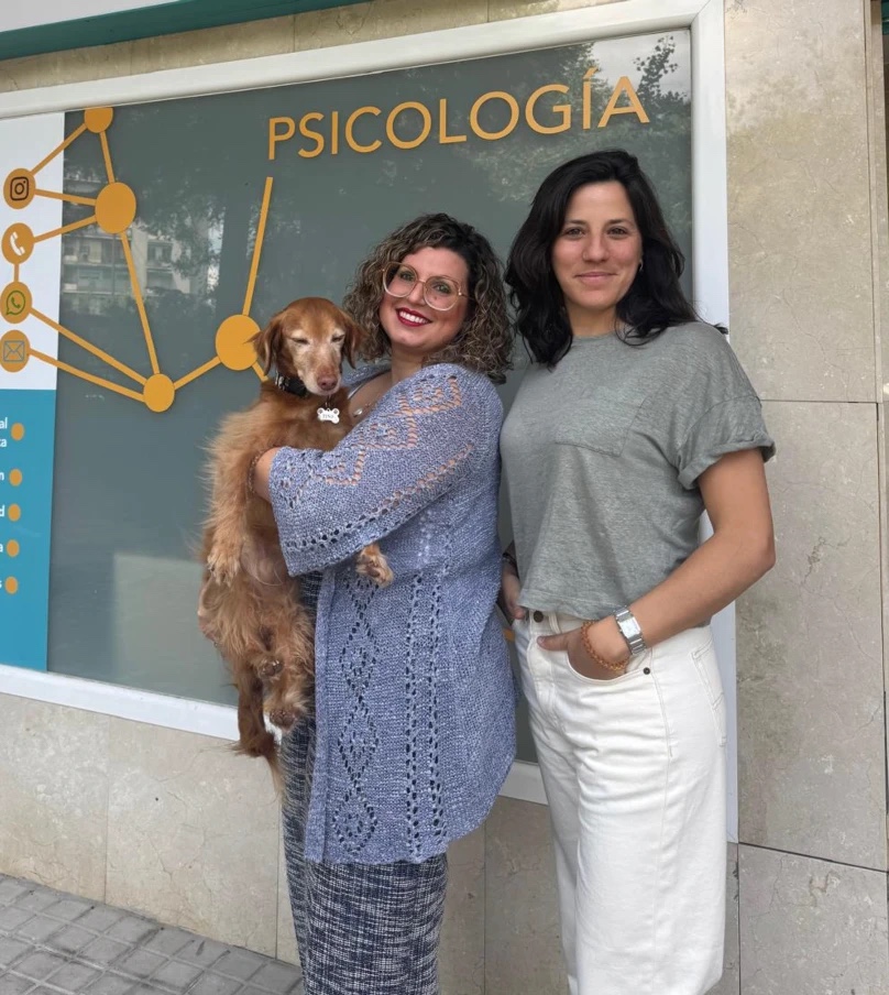 Esther y Mel con Teno en la entrada de EMpieza Psicología